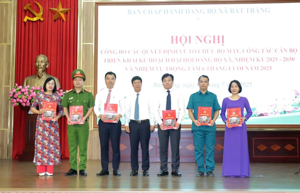 Xã Bát Tràng công bố các quyết định về tổ chức bộ máy, công tác cán bộ