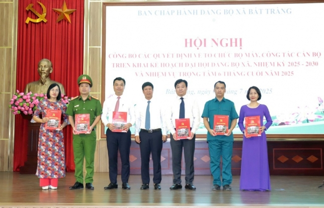 Xã Bát Tràng công bố các quyết định về tổ chức bộ máy, công tác cán bộ