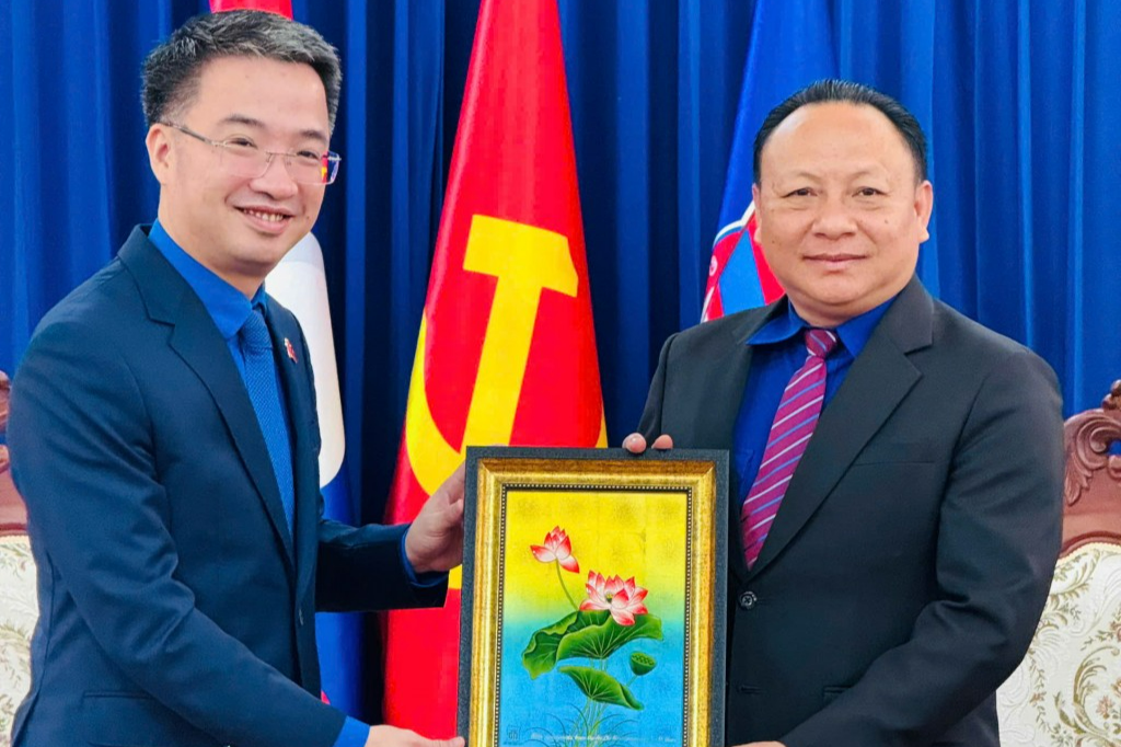 tặng quà lưu niệm anh Monexay Laomoaxong
