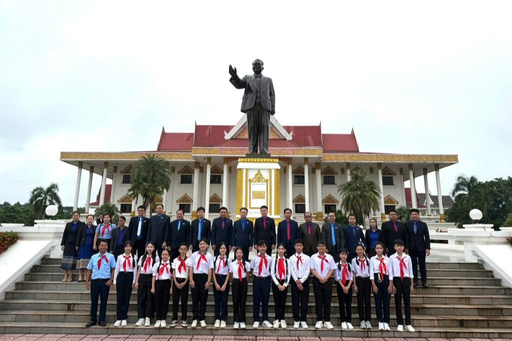 Đoàn đại biểu dâng hoa tại Tượng đài Chủ tịch Kaysone Phomvihane
