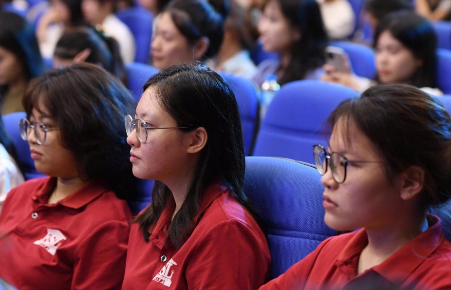 Bức tranh mùa hè đầy sắc màu của Gen Z