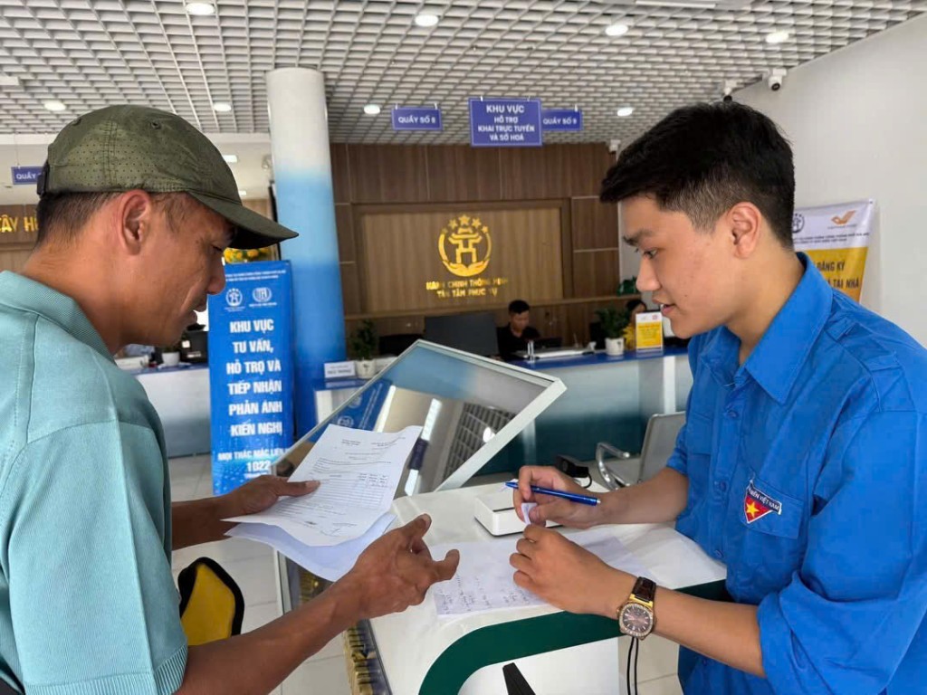 Bạn trẻ tham gia hỗ trợ người dân sử dụng dịch vụ công