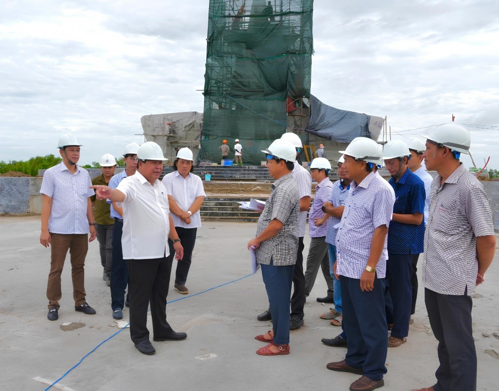 Phó Chủ tịch UBND tỉnh Nguyễn Minh Luân kiểm tra thực tế tiến độ thi công tại Khu Di tích lịch sử Chiến thắng Đầm Dơi - Cái Nước - Chà Là.