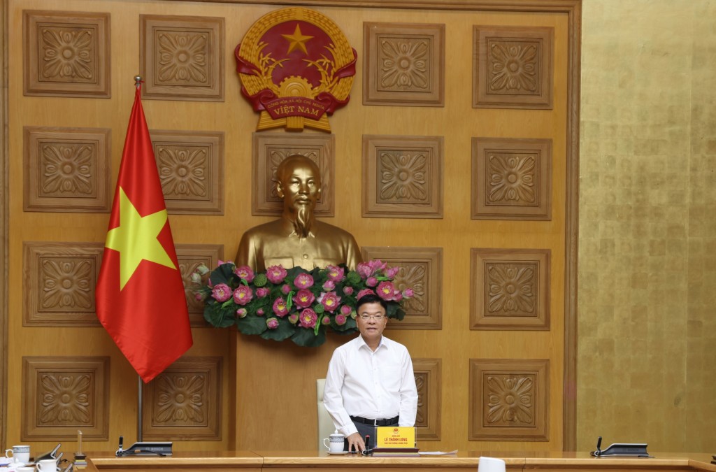 Phó Thủ tướng nêu rõ, cần nghiên cứu, làm rõ các đột phá về đầu tư, cơ sở vật chất, trang thiết bị y tế, chế độ tiền lương, chính sách đãi ngộ đối với cán bộ y tế và có số liệu cụ thể đi kèm - Ảnh: VGP/Đức Tuân