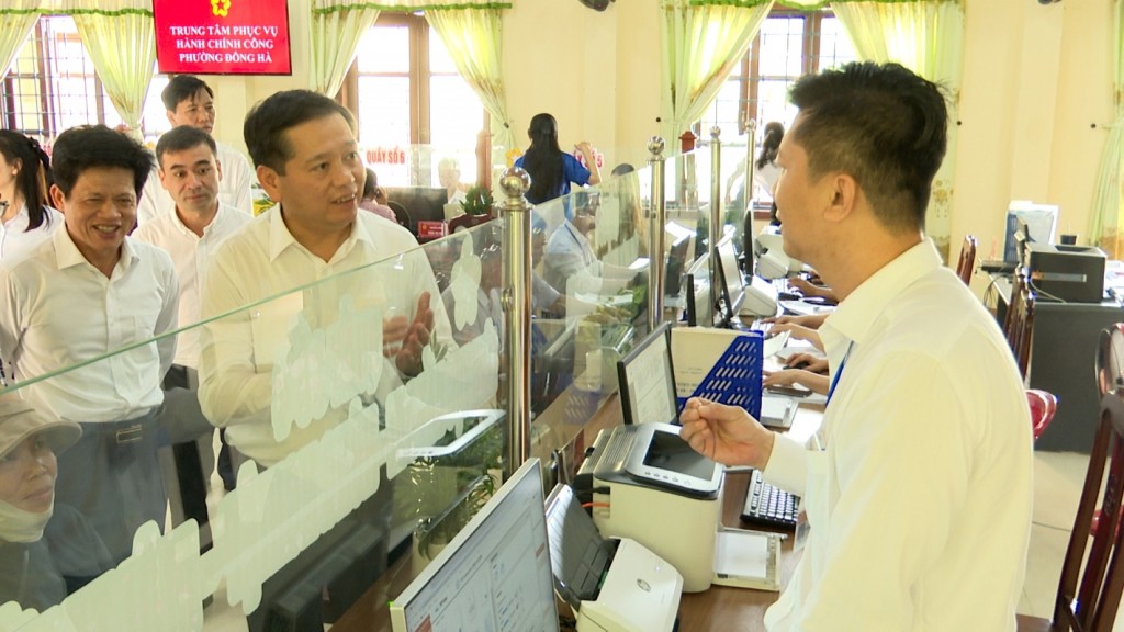 Phó Bí thư Thường trực Tỉnh ủy Quảng Trị Nguyễn Long Hải kiểm tra hoạt động tại Trung tâm Phục vụ hành chính công phường Đông Hà