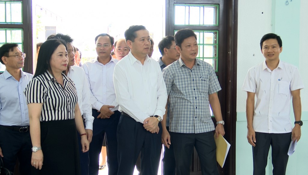 Phó Bí thư Thường trực Tỉnh ủy Quảng Trị  Nguyễn Long Hải kiểm tra hoạt động tại Trung tâm Phục vụ hành chính công phường Nam Đông Hà