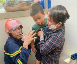 Quảng Trị: Giải cứu bé trai 5 tuổi mắc kẹt trong ống thoát nước