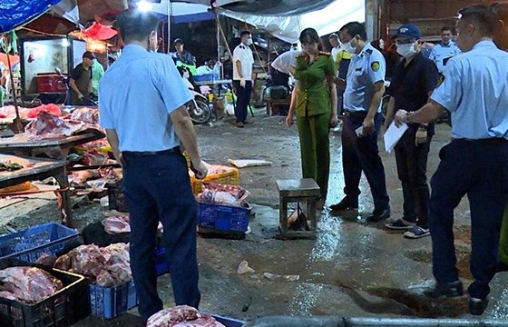 Bắt 4 người trong đường dây giết mổ, tiêu thụ thịt lợn bệnh