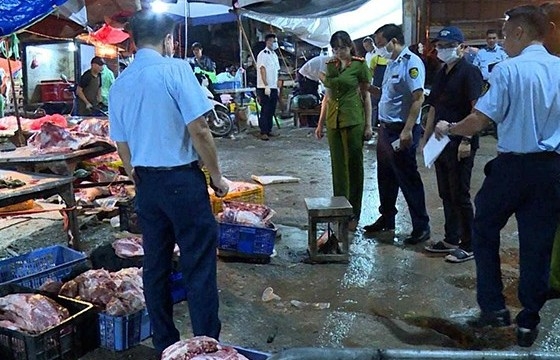 Bắt 4 người trong đường dây giết mổ, tiêu thụ thịt lợn bệnh