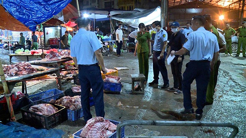 Tổ công tác liên ngành kiểm tra thu giữ số thịt lợn nhiễm bệnh tại kiot trong chợ