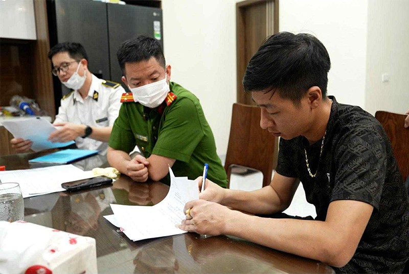 Lực lượng chức năng lập biên bản, xử lý đối tượng liên quan vụ việc
