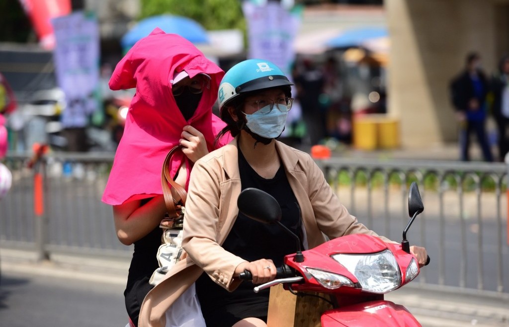 Nắng nóng kéo dài ở miền Bắc và miền Trung