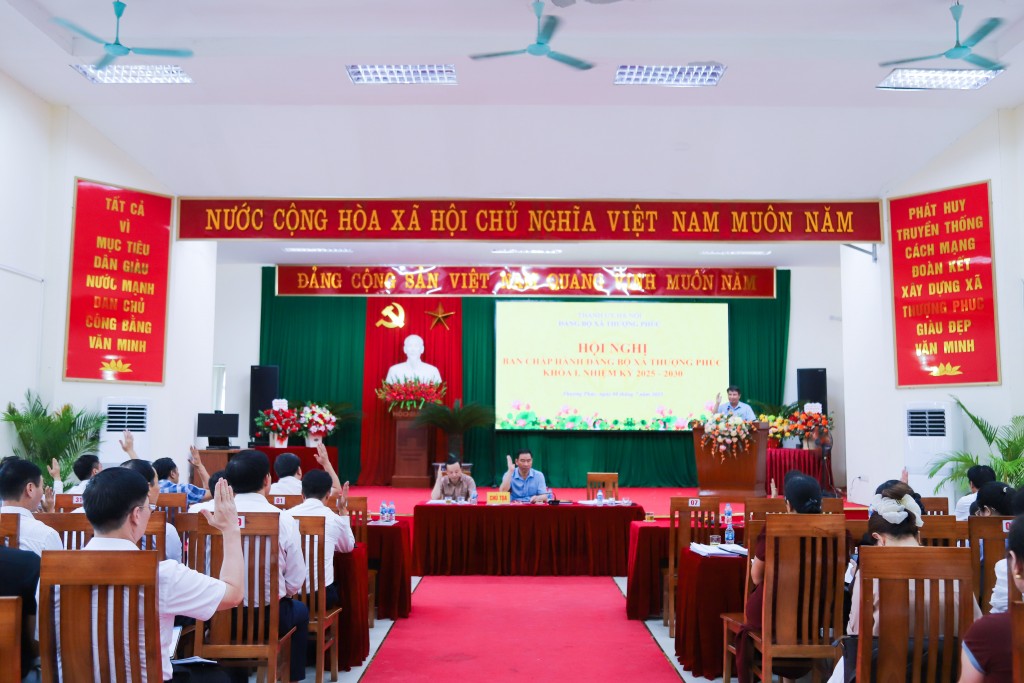 Các đại biểu biểu quyết thông qua Nghị quyết Hội nghị