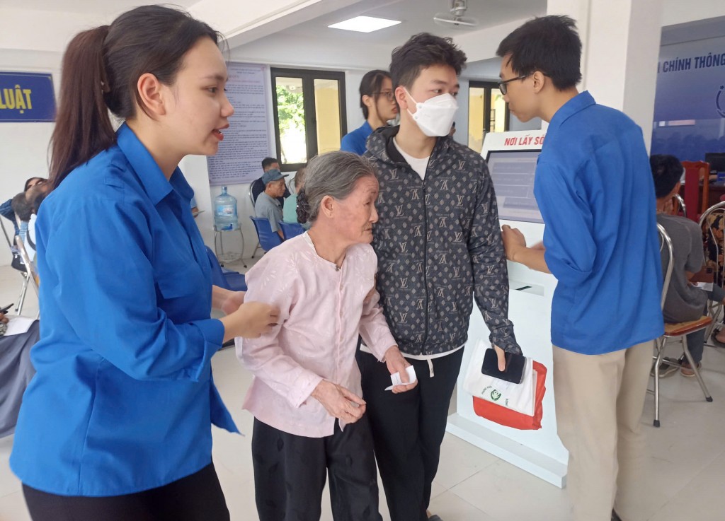 Hỗ trợ người dân đến làm thủ tục hành chính