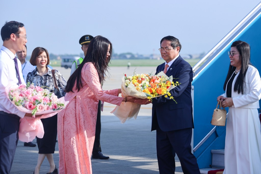 Sáng 9/7, Thủ tướng Chính phủ Phạm Minh Chính và Phu nhân cùng Đoàn đại biểu Việt Nam đã về tới Hà Nội, kết thúc tốt đẹp chuyến công tác tham dự Hội nghị Thượng đỉnh BRICS mở rộng và hoạt động song phương tại Cộng hòa Liên bang Brazil - Ảnh: VGP/Nhật Bắc