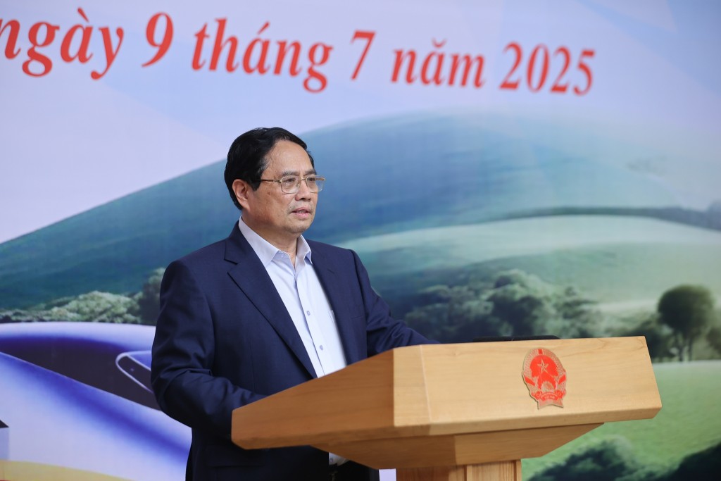 Thủ tướng phát biểu tại Hội nghị trực tuyến phiên họp thứ 3 của Ban Chỉ đạo các công trình trọng điểm, dự án quan trọng quốc gia lĩnh vực đường sắt - Ảnh: VGP/Nhật Bắc