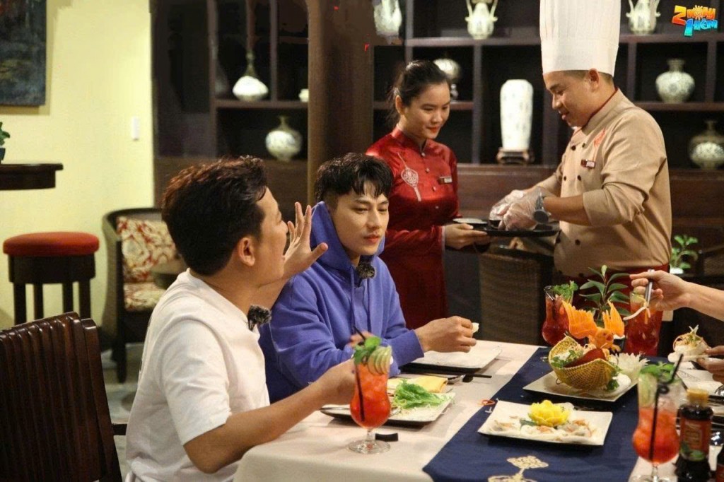 Nghệ nhân Lê Công phúc giới thiệu những món ăn đặc trưng của Phố Cổ Hội An đến các diễn viên tham gia Game Show “2 ngày 1 đêm”.