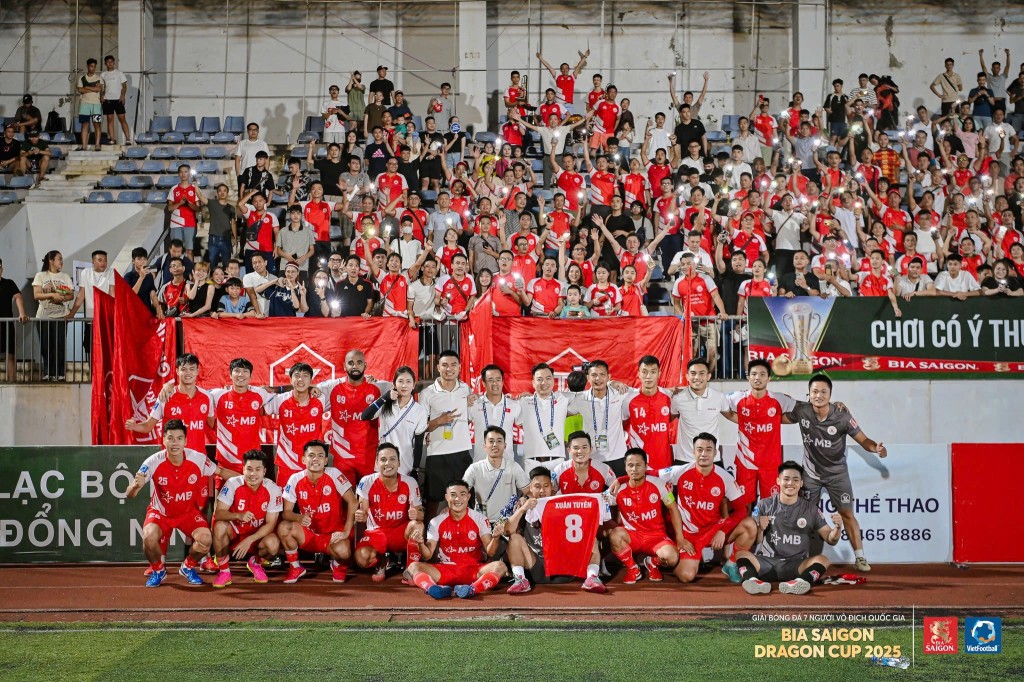 Cổ động viên Thiên Khôi FC ăn. mừng chức vô địch 