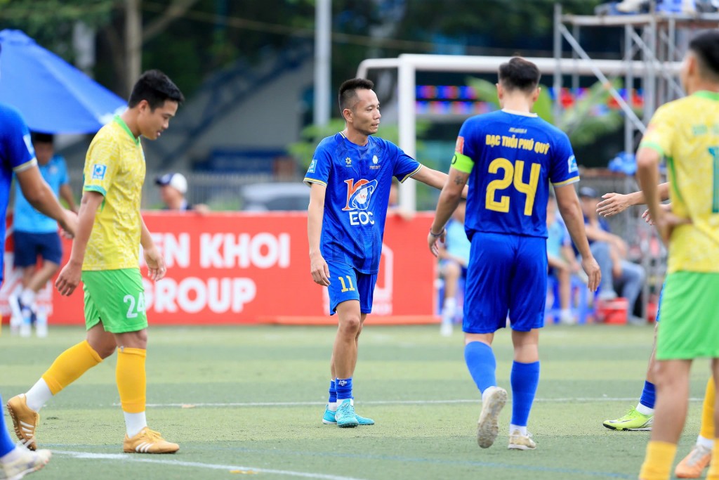 Vàng Phú Quý - EOC (Xanh) trở thành đội bóng đầu tiên nhận vé xuống hạng tại HPL-S12