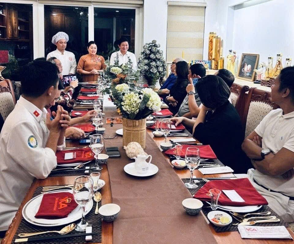 Giới thiệu “Ẩm thực Cung đình” đến với các lãnh đạo tại Trường Nghệ thuật ẩm thực Việt TP HCM cùng Master chef  Phan Tôn Tịnh Hải