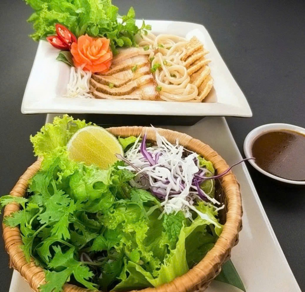 Anh tin rằng, mỗi hạt gạo dẻo thơm, mỗi cọng rau xanh mướt, mỗi loại gia vị đậm đà đều chắt chiu hồn đất, tình người xứ Đà.