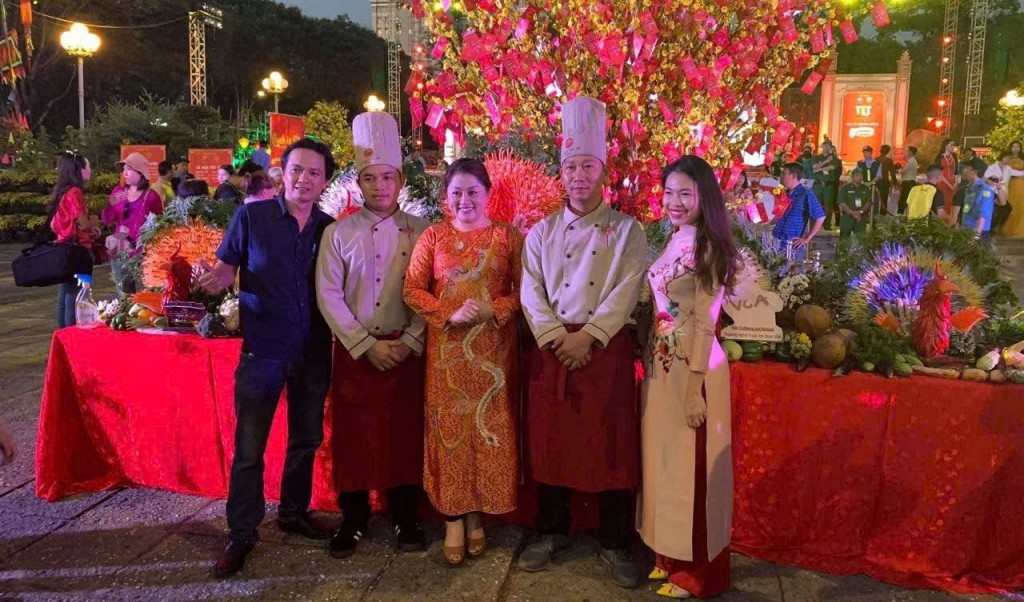 Nghệ nhân Lê Công Phúc tham gia Lễ hội Tết Việt tại TP Hồ Chí Minh cùng với Masterchef Phan Tôn Tịnh Hải
