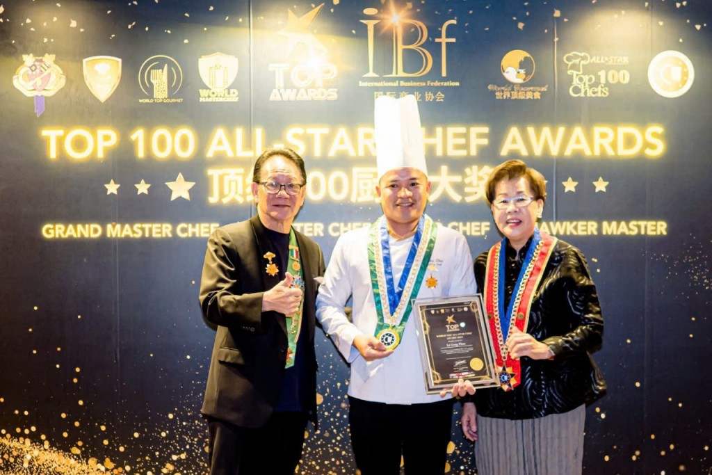 Nghệ nhân Lê Công Phúc nhận giải world top all -star chef award 2023 tại sigaporenhận giải world top all -star chef award 2023 tại sigapore