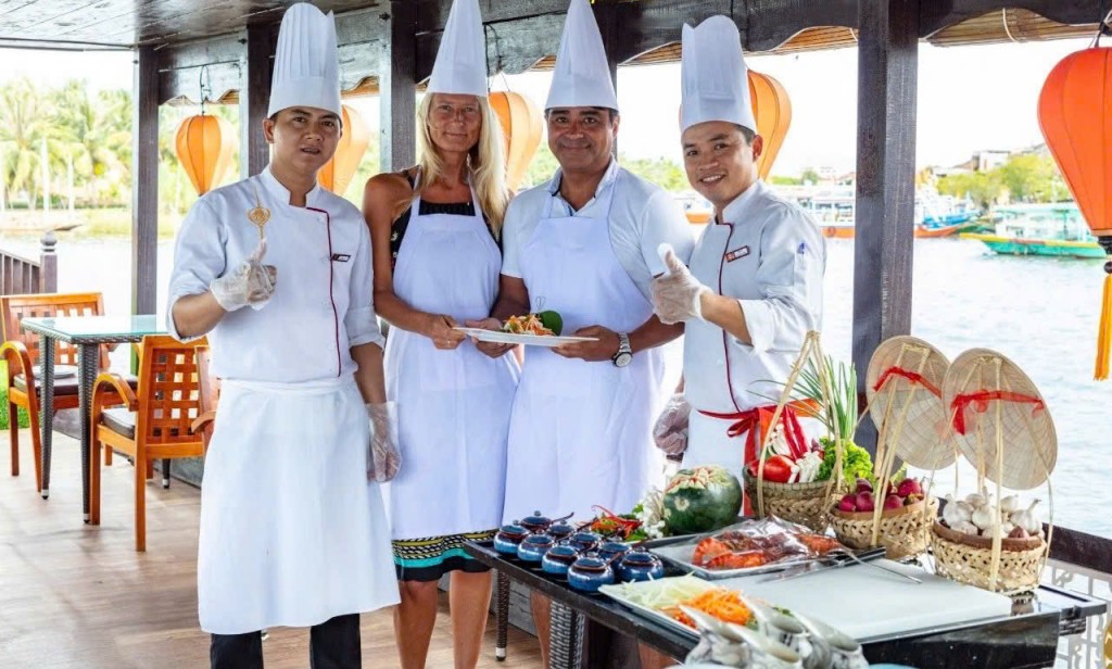 Nghê nhân Lê Công Phúc giới thiệu ẩm thực truyền thống địa phương cho du khách quốc tế