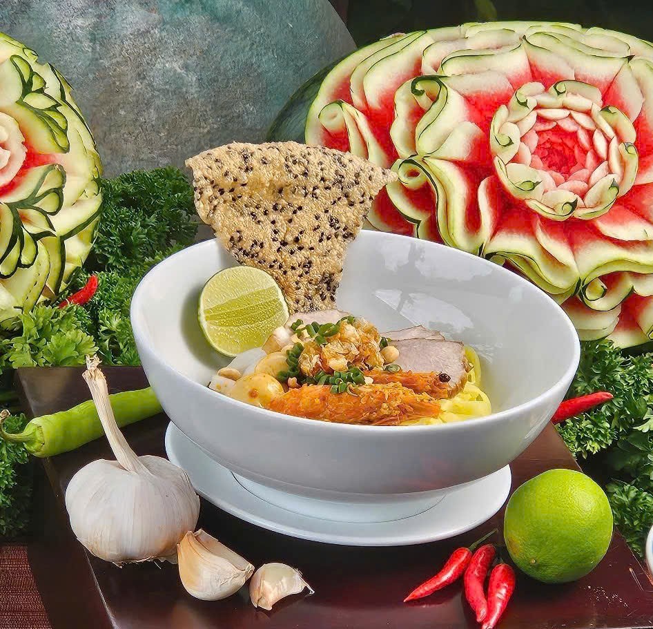 Nghê nhân Lê Công Phúc giới thiệu ẩm thực truyền thống địa phương cho du khách quốc tế