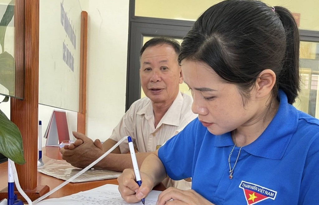 Tiếp sức chính quyền, gỡ khó cùng người dân