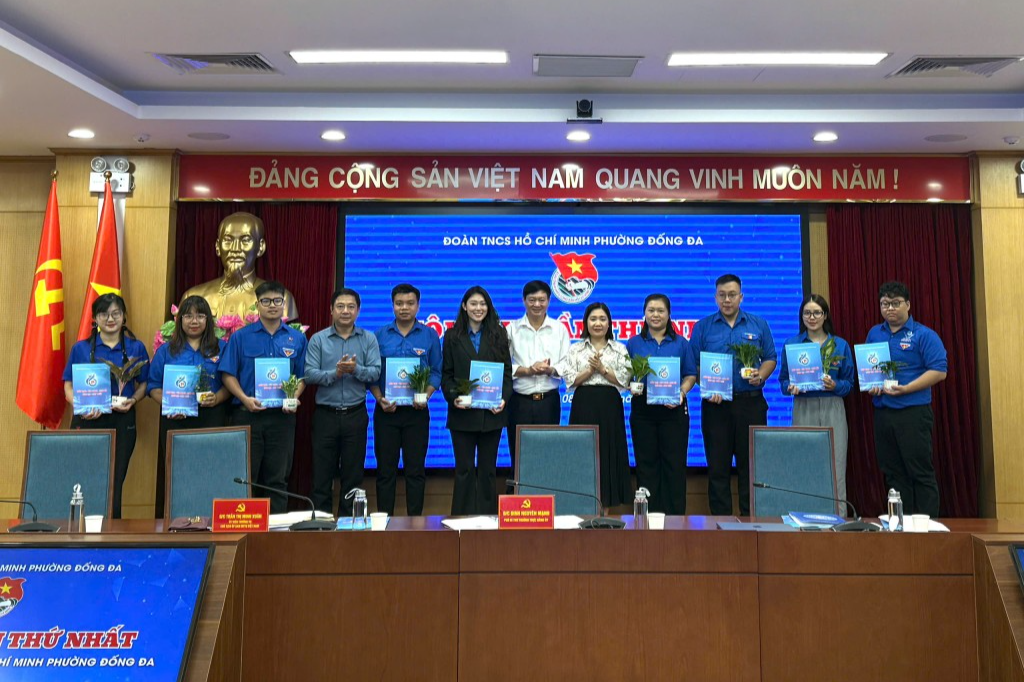 Ban Thường vụ Đoàn phường Đống Đa đón nhận quyết định và hoa chúc mừng từ lãnh đạo Đảng ủy phường 