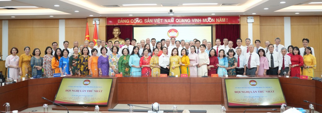 Ban Thường trực và các ủy viên Ủy ban Mặt trận Tổ quốc phường Ô Chợ Dừa chụp hình lưu niệm