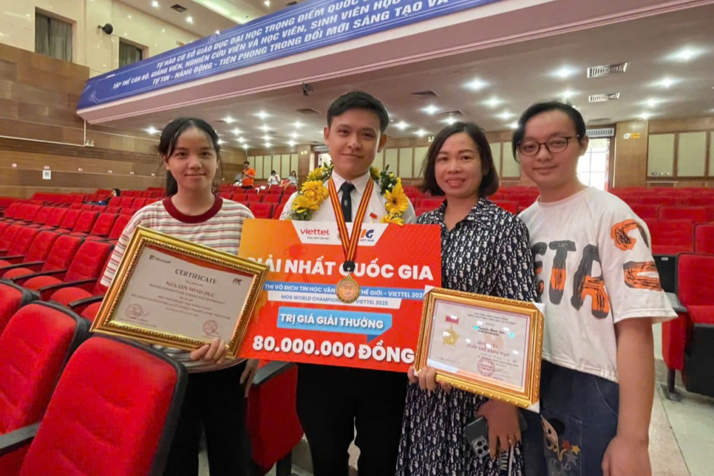 Bạn bè, người thân cùng chia sẻ niềm vui với Minh Đức 