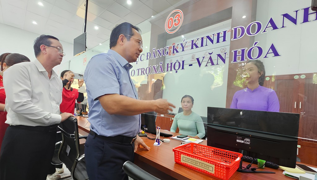 Chủ tịch UBND TP.HCM Nguyễn Văn Được kiểm tra tại khu vực phục vụ hành chính công