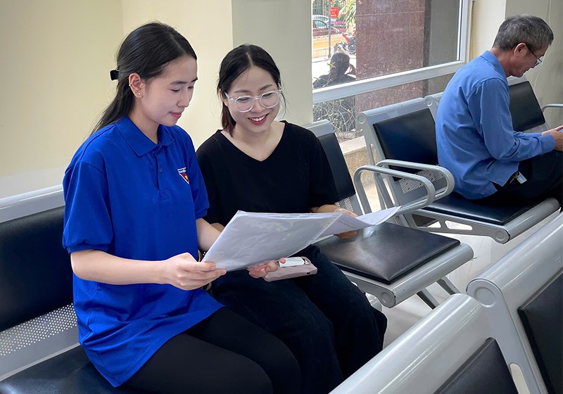 Bạn Nguyễn Thị Thắm trao đổi với người dân tại Điểm phục vụ hành chính công phường Từ Liêm