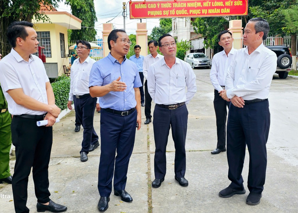 Từ trái qua: Chủ tịch UBND TP.HCM Nguyễn Văn Được, phó chủ tịch UBND TP.HCM Bùi Minh Thạnh kiểm tra tại phường Phú An, TP.HCM chiều 9-7 