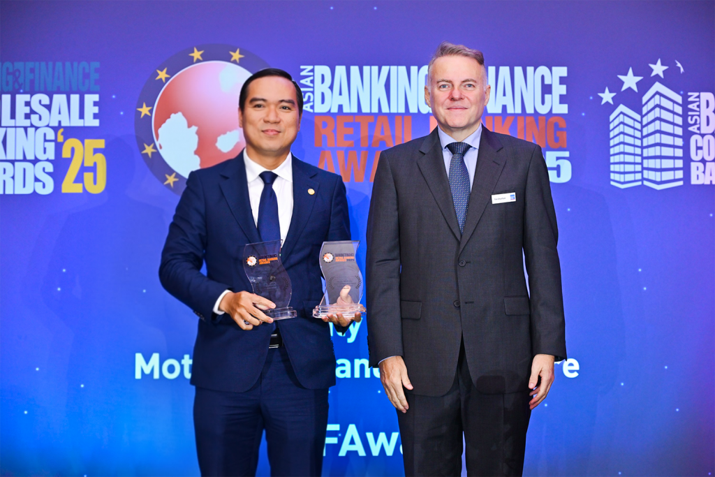 Ông Đàm Thế Thái- Phó Tổng giám đốc HDBank nhận hai giải thưởng quốc tế tại Lễ trao giải Asian Banking & Finance Awards 2025 tổ chức tại Singapore
