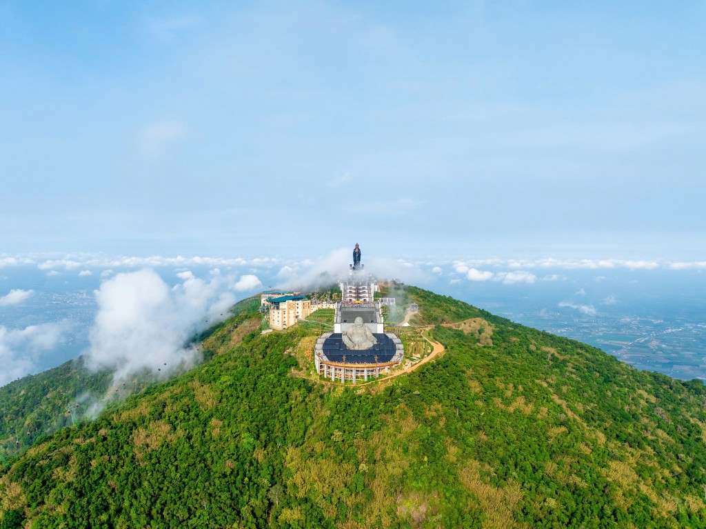   Núi Bà Đen điểm đến biểu tượng của Tây Ninh. Ảnh: Sun Group