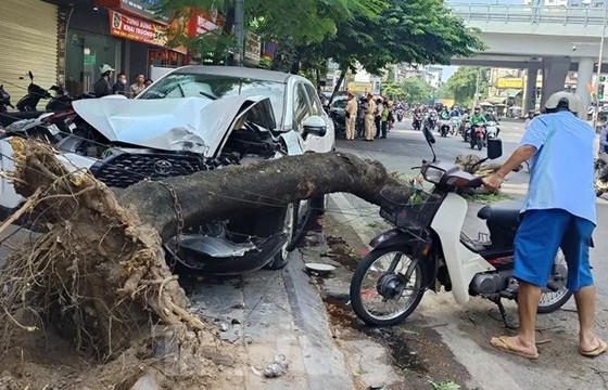 Điều tra vụ ô tô đâm liên hoàn trên phố Trần Đại Nghĩa