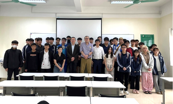 GS Hironori Kato, GS tại ĐH Tokyo và là đồng giám đốc chương trình ECE của VJU, tham gia giảng bài cho các SV ECE2024