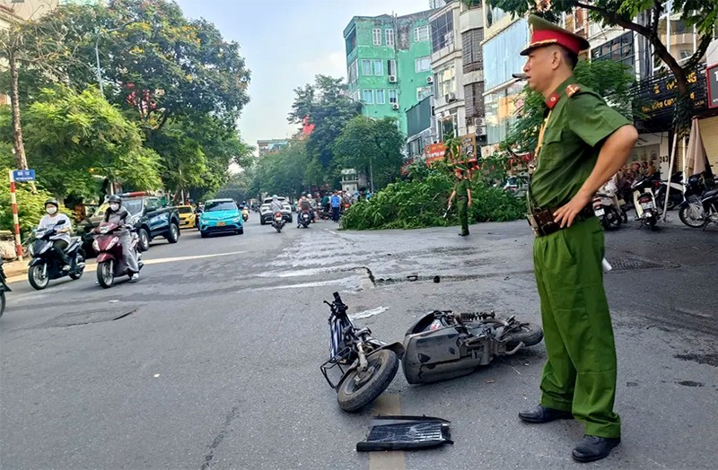Lực lượng chức năng nhanh chóng có mặt, phong toả hiện trường, điều tra, làm rõ nguyên nhân vụ tai nạn