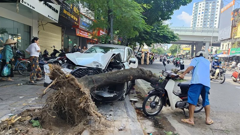 Hiện trường vụ tai nạn trên phố Trần Đại Nghĩa