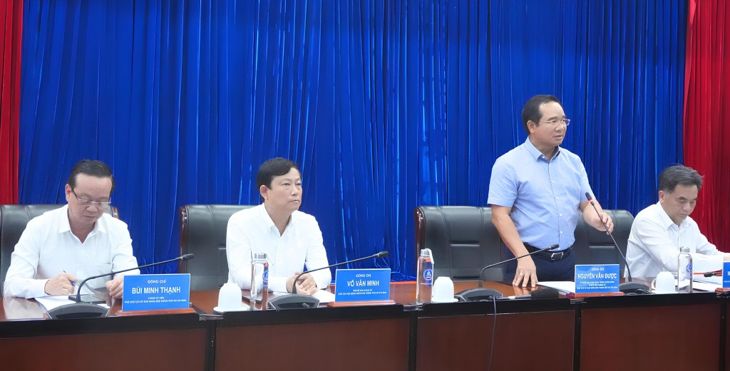 Chủ tịch HĐND TP Hồ Chí Minh Võ Văn Minh, Chủ tịch UBND TP Hồ Chí Minh Nguyễn Văn Được (thứ hai và thứ ba từ trái sang), cùng hai Phó Chủ tịch UBND TP Nguyễn Lộc Hà và Bùi Minh Thạnh (thứ tư và đầu tiên từ trái sang) lắng nghe ý kiến, kiến nghị từ đại diện 36 xã, phường khu vực Bình Dương cũ.