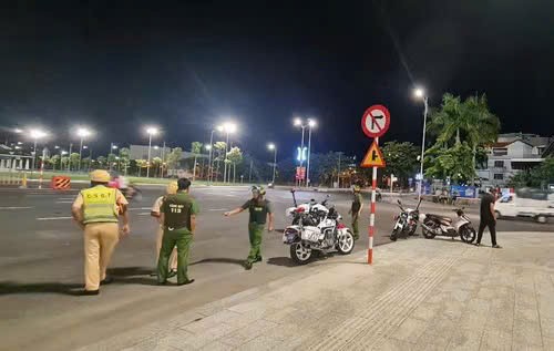Lực lượng Cảnh sát 113 và Cảnh sát giao thông có mặt tại khu vực xảy ra vụ việc (Ảnh; CA)