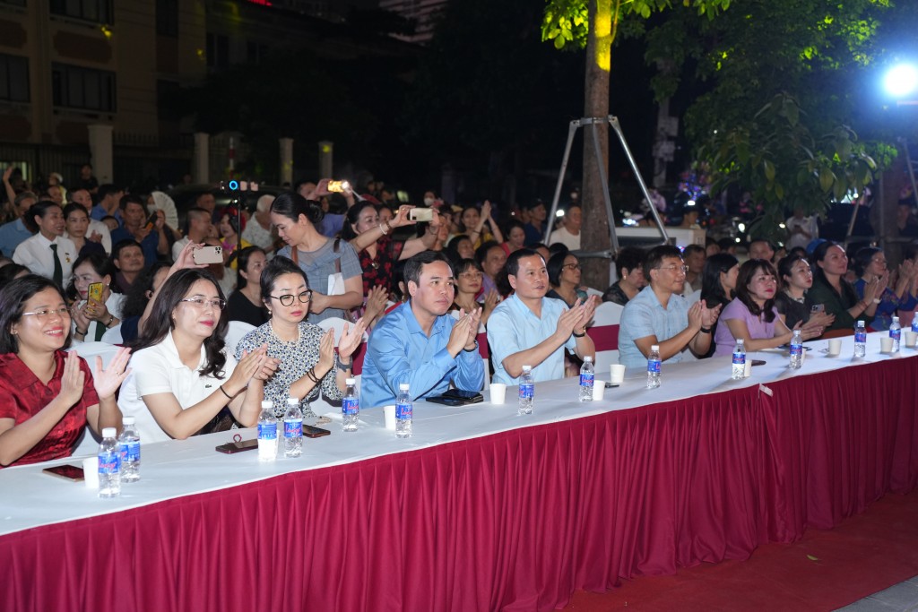 Sự kiện có sự góp mặt của lãnh phường cùng đông đảo người dân