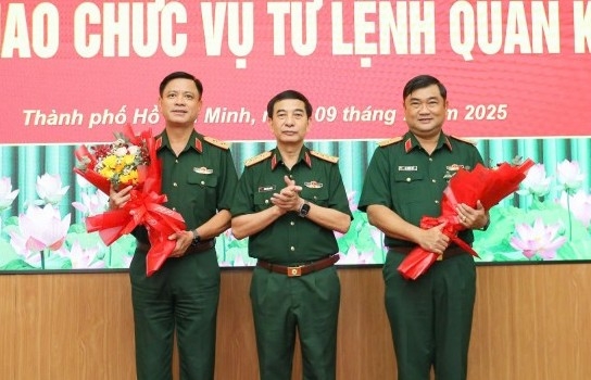 Trung tướng Nguyễn Trường Thắng bàn giao chức vụ Tư lệnh Quân khu 7