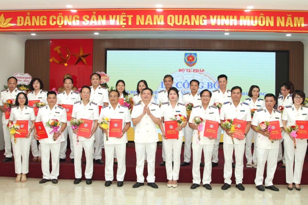 Lãnh đạo THADS thành phố trao Quyết định và tặng hoa chúc mừng cán bộ, công chức được bổ nhiệm lãnh đạo cấp phòng thuộc THADS thành phố Hải Phòng.