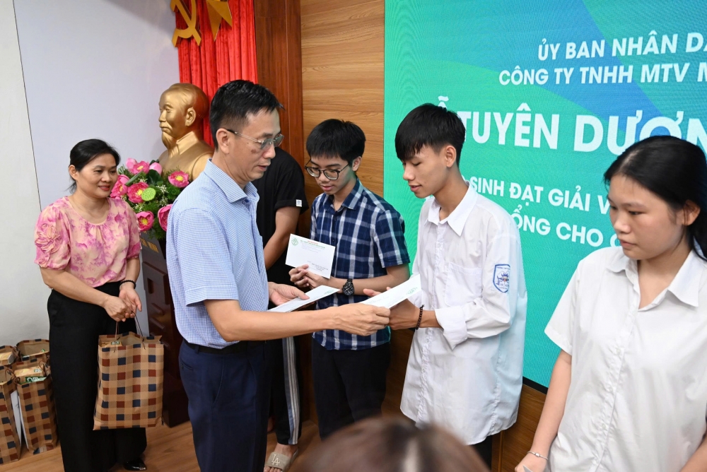 Urenco tuyên dương, khen thưởng hàng trăm học sinh vượt khó