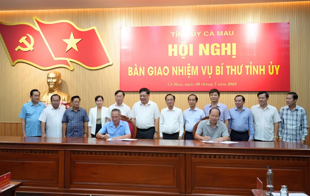 Tại Hội nghị bàn giao nhiệm vụ Bí thư Tỉnh uỷ, đồng chí Lữ Văn Hùng, Uỷ viên Ban Chấp hành Trung ương Đảng, Trưởng đoàn Đại biểu Quốc hội tỉnh, nguyên Bí thư Tỉnh ủy Bạc Liêu và đồng chí Nguyễn Hồ Hải, Bí thư Tỉnh uỷ Cà Mau ký kết bàn giao nhiệm vụ cho Bí thư Tỉnh uỷ Cà Mau trước sự chứng kiến của Ban Thường vụ Tỉnh uỷ Cà Mau.