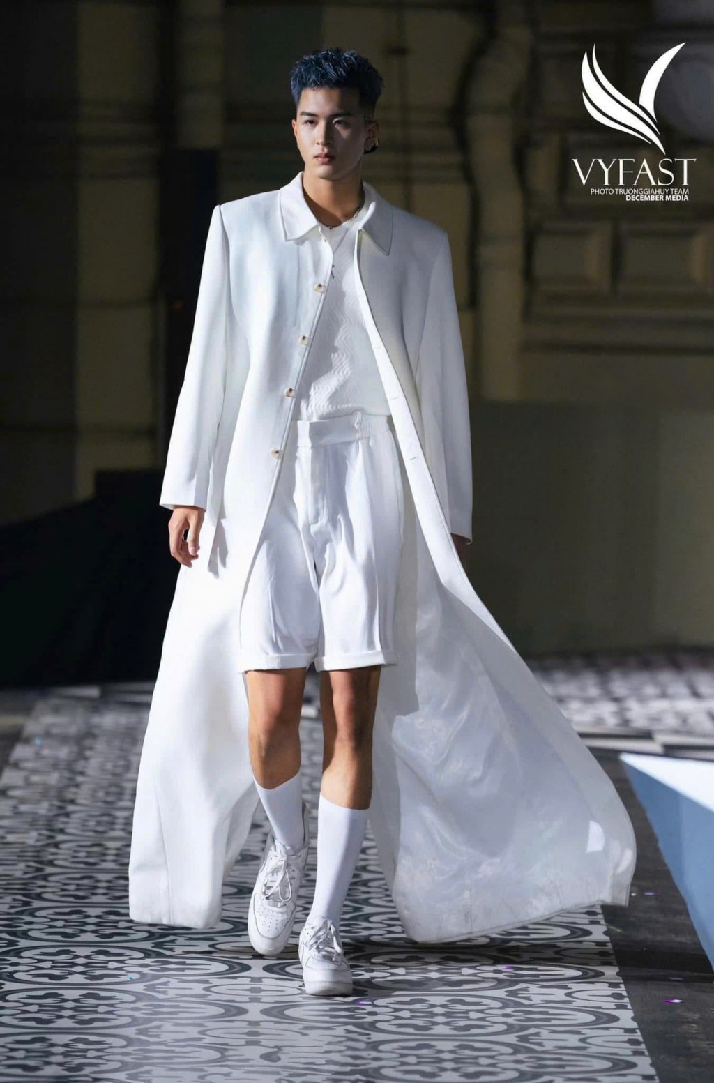 Người mẫu Hà Hà Thành trên sàn catwalk “Bước chân di sản”